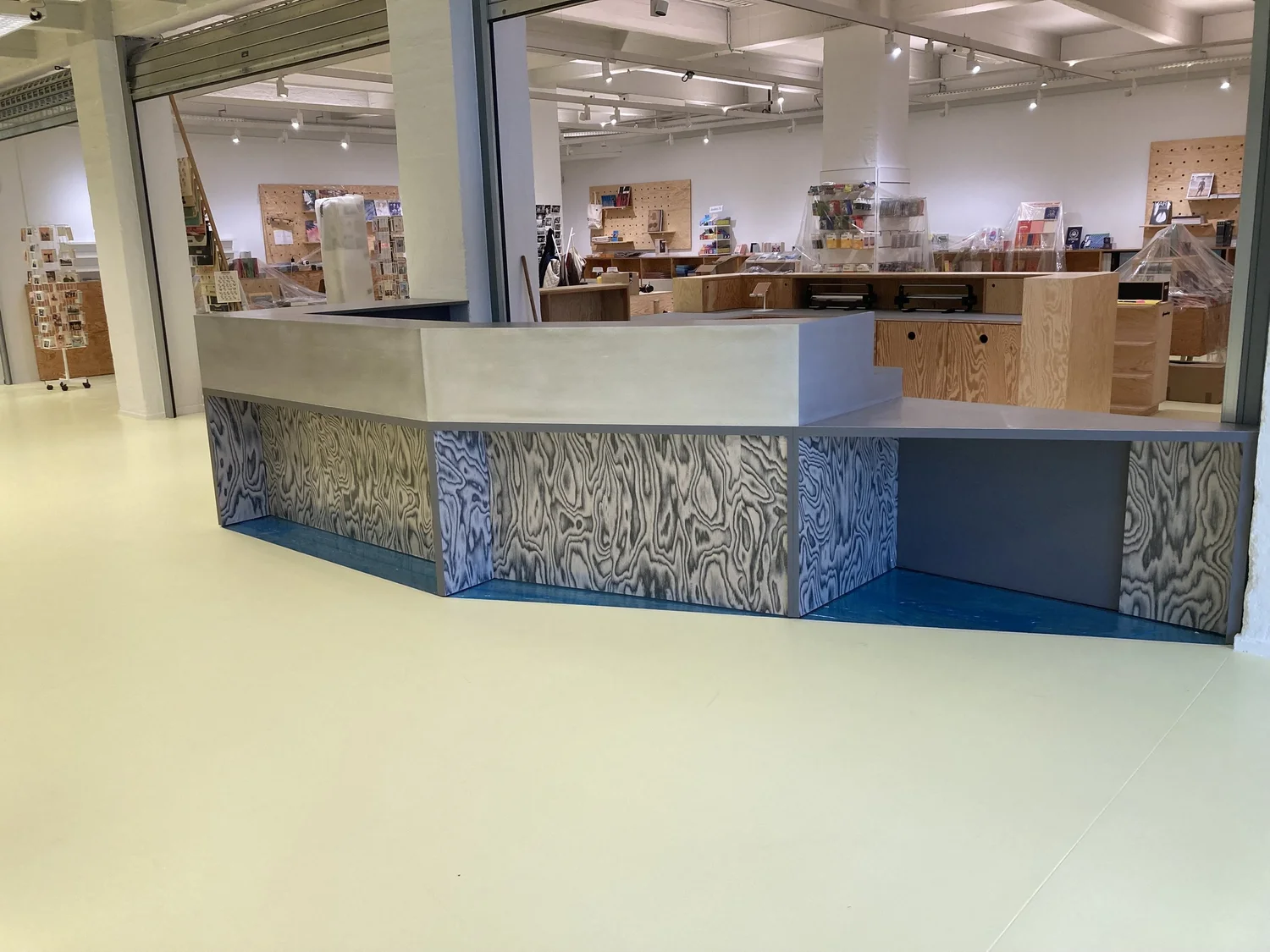 FOTOMUSEUM ANTWERPEN — Shop desk en meubilair