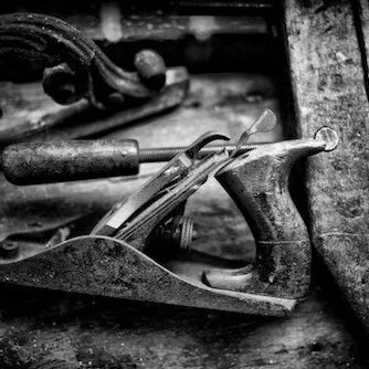 Oud handgereedschap in het atelier van Studio WICK